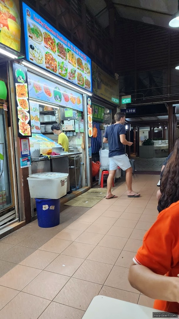 Lucky Newton Seafood at 500 Clemenceau Ave N - General